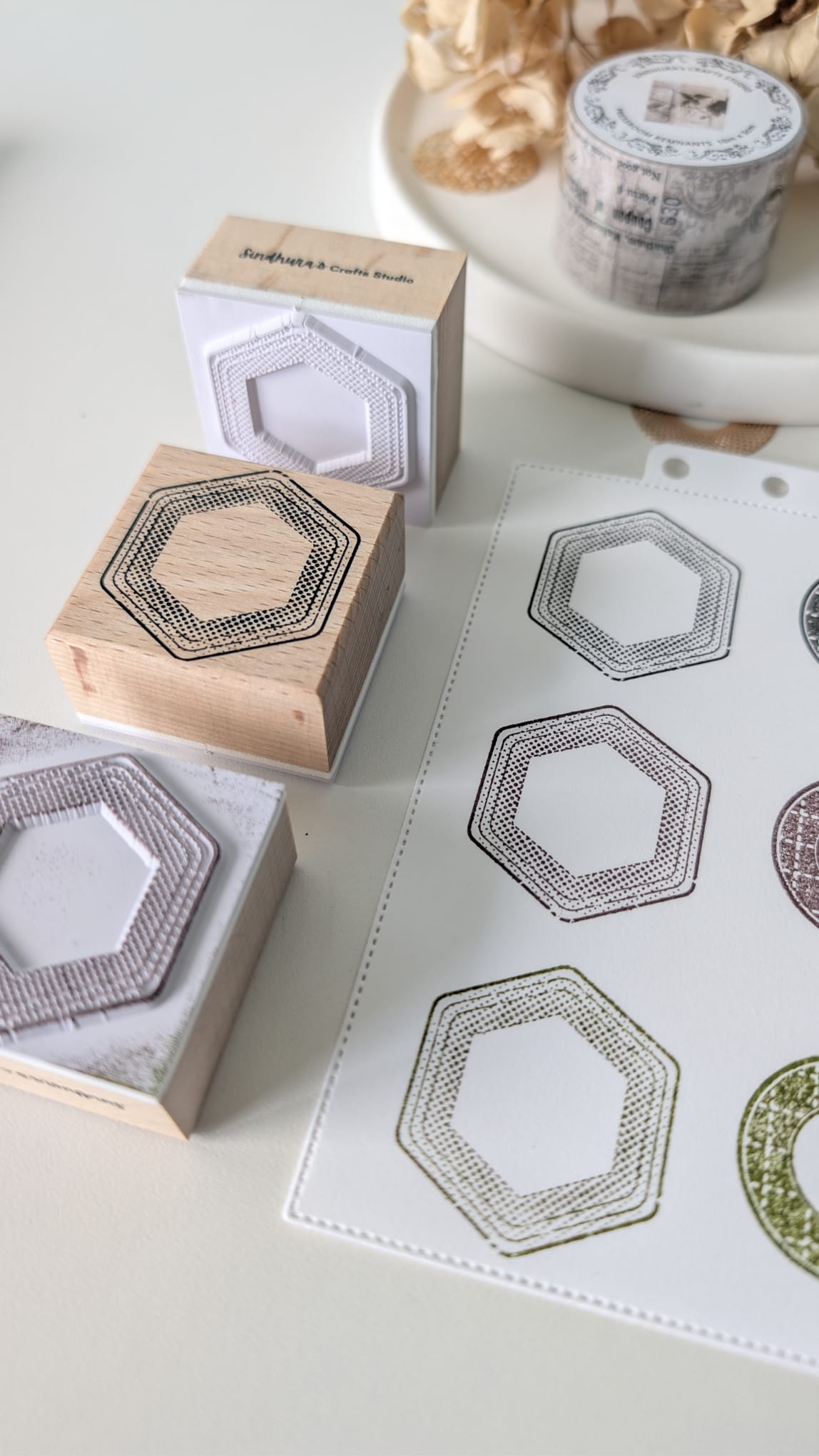 Faded Focus | Vintage Hexagonal Frame Rubber Stamp | Geometric Dotted Border Wooden Stamp for Art Journaling & Scrapbooking – 4cm